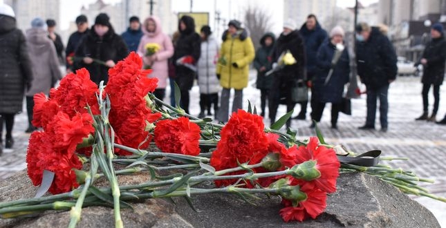 З нагоди Дня Соборності в Оболонському районі відбулося урочисте покладання квітів до пам'ятного знаку Героям Небесної Сотні