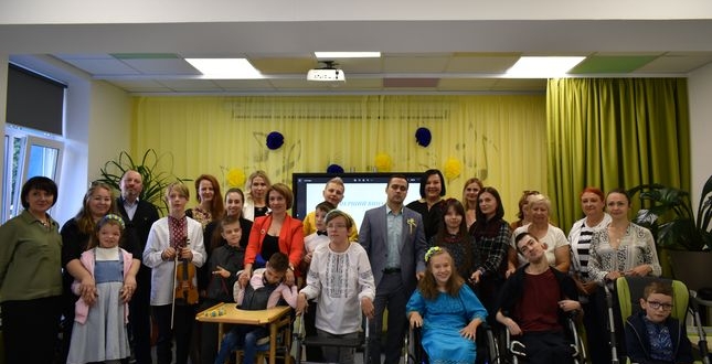 В Центрі комплексної реабілітації для дітей та молоді з інвалідністю м. Києва відбувся перший випуск вихованців