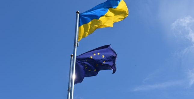 В Оболонському районі урочисто підняли Державний Прапор та поклали квіти з нагоди Дня Української Державності