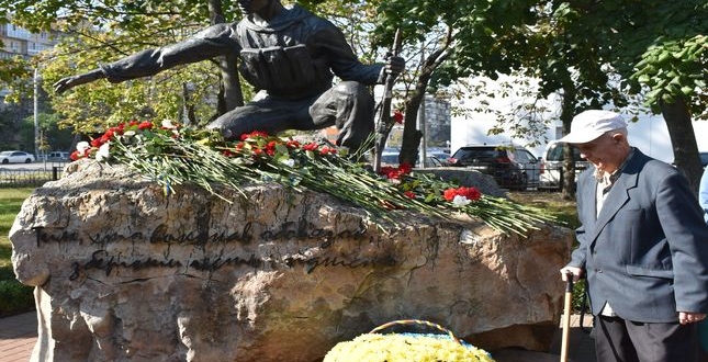 Відбулося покладання квітів до памʼятного знаку воїнам-патріотам з нагоди Дня захисників і захисниць України, відзначатиме який ми будемо 1 жовтня