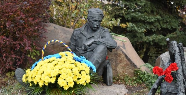 З нагоди 79-ї річниці вигнання нацистів з України та 80-річниці вигнання нацистів із міста Києва в районі відбулося урочисте покладання квітів