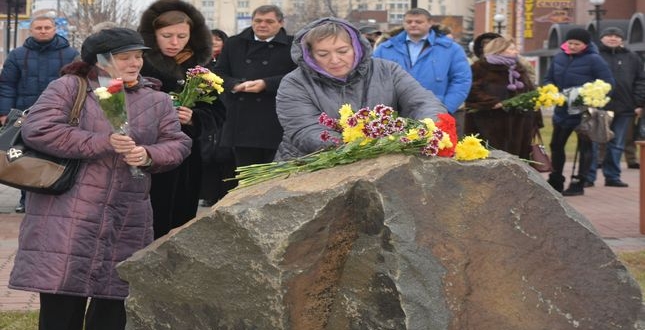 В Оболонському районі вшанували загиблих під час масових акцій протесту оболонців – Героїв Небесної Сотні