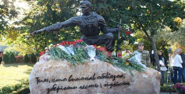 В Оболонському районі відкрили пам’ятний знак воїнам-патріотам України